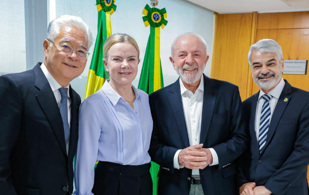 O fundador da Fundação Perseu Abramo, Paulo Okamotto, a ministra Gleisi Hoffmann, o presidente Lula e o senador Humberto Costa (PT)