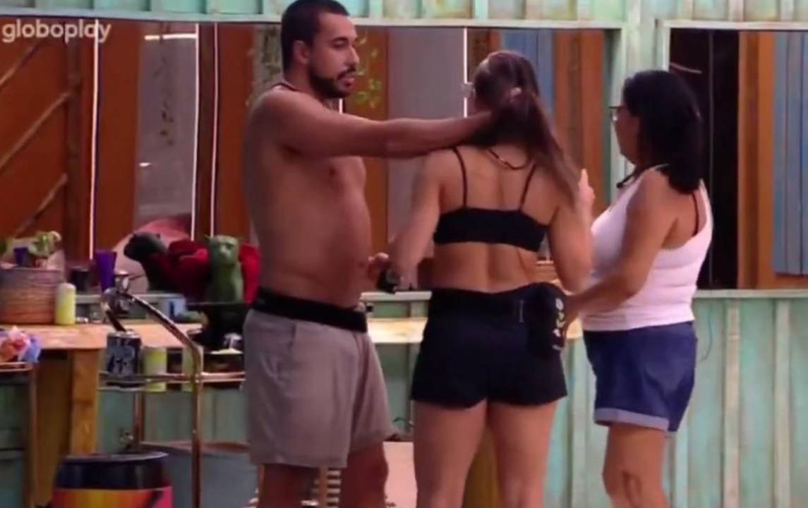 Maike puxa o cabelo de Renata no BBB 25
