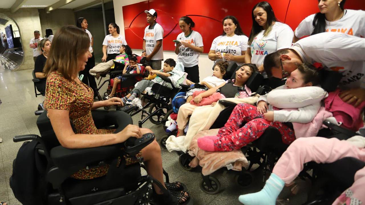 Mara Gabrilli recebe pais e mães de vítimas da síndrome congêntia do zika vírus no Senado