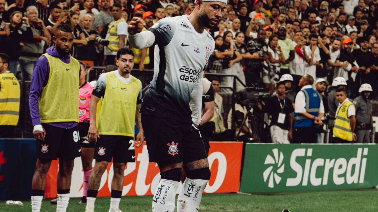 Memphis Depay, jogador do Corinthians, sobe com os dois pés em cima da bola na final do Paulistão contra o Palmeiras