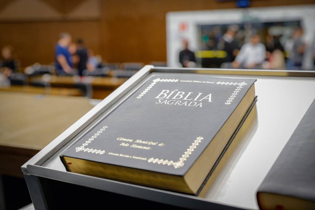 _mesma-imagem-ref—-BELO-HORIZONTE—PLENARIO-BIBLIA-a.jpg NADA LAICO - Bíblia na Câmara de Belo Horizonte: livro agora é material escolar