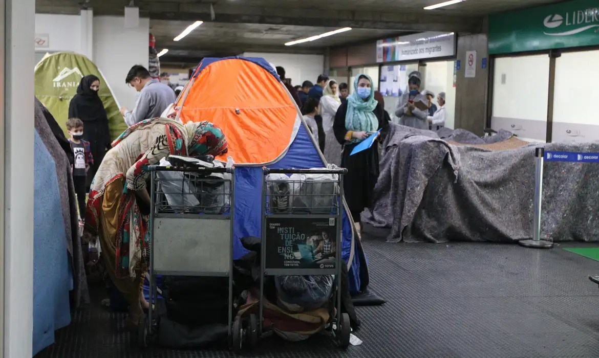 Migrantes afegãos acampados no Aeroporto de Guarulhos, em 2023