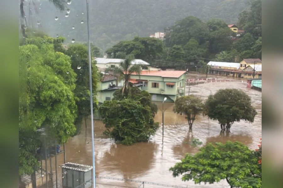 Em três dias, Petrópolis sofre três vezes mais chuva do que todo o previsto para abril; cidade fica alagada