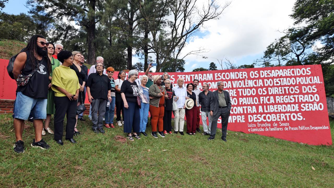Ministra dos Direitos Humanos, Macaé Evaristo, participa da cerimônia de pedido de desculpas do governo quanto à negligência da União com os trabalhos de identificação dos remanescentes ósseos na Vala Clandestina de Perus, no cemitério Dom Bosco