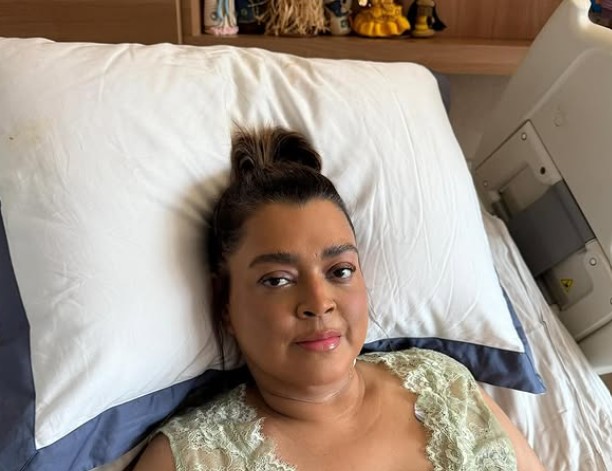 Preta Gil faz registro em hospital