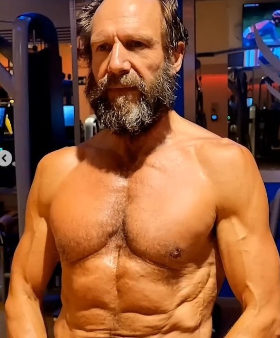 ralphfiennes Ralph Fiennes surpreende com mudança radical no corpo