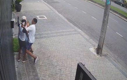 Vídeo de câmera de segurança flagrou estudantes roubando celulares na Zona Norte do Rio