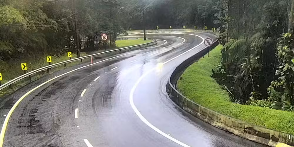 Trecho da Tamoios segue interditado e veículos passam com operação comboio