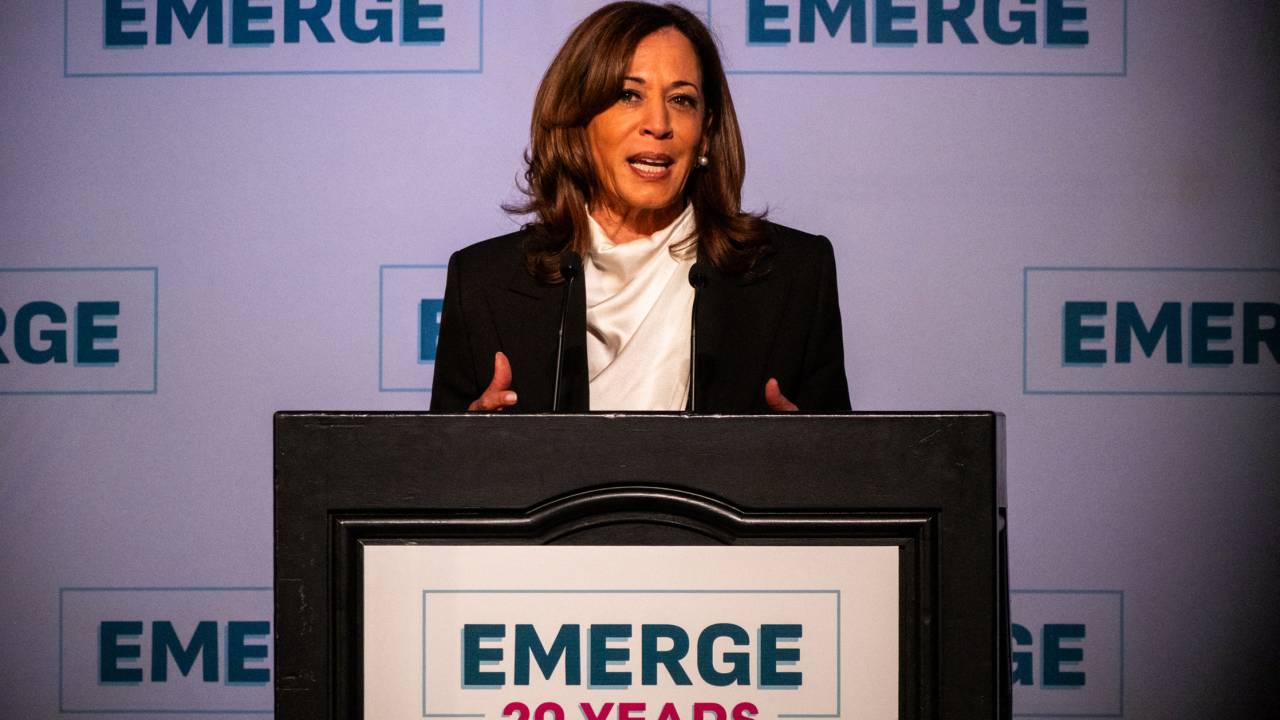 Ex-vice-presidente dos Estados Unidos, Kamala Harris, discursa durante a celebração dos 20 anos do Emerge America, em São Francisco. 30/04/2025