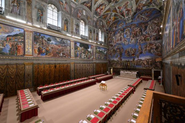 This photo taken and handout on May 6, 2025 by The Vatican Media shows the Sistine Chapel on the eve of the conclave in The Vatican. (Photo by Handout / VATICAN MEDIA / AFP) / RESTRICTED TO EDITORIAL USE - MANDATORY CREDIT 