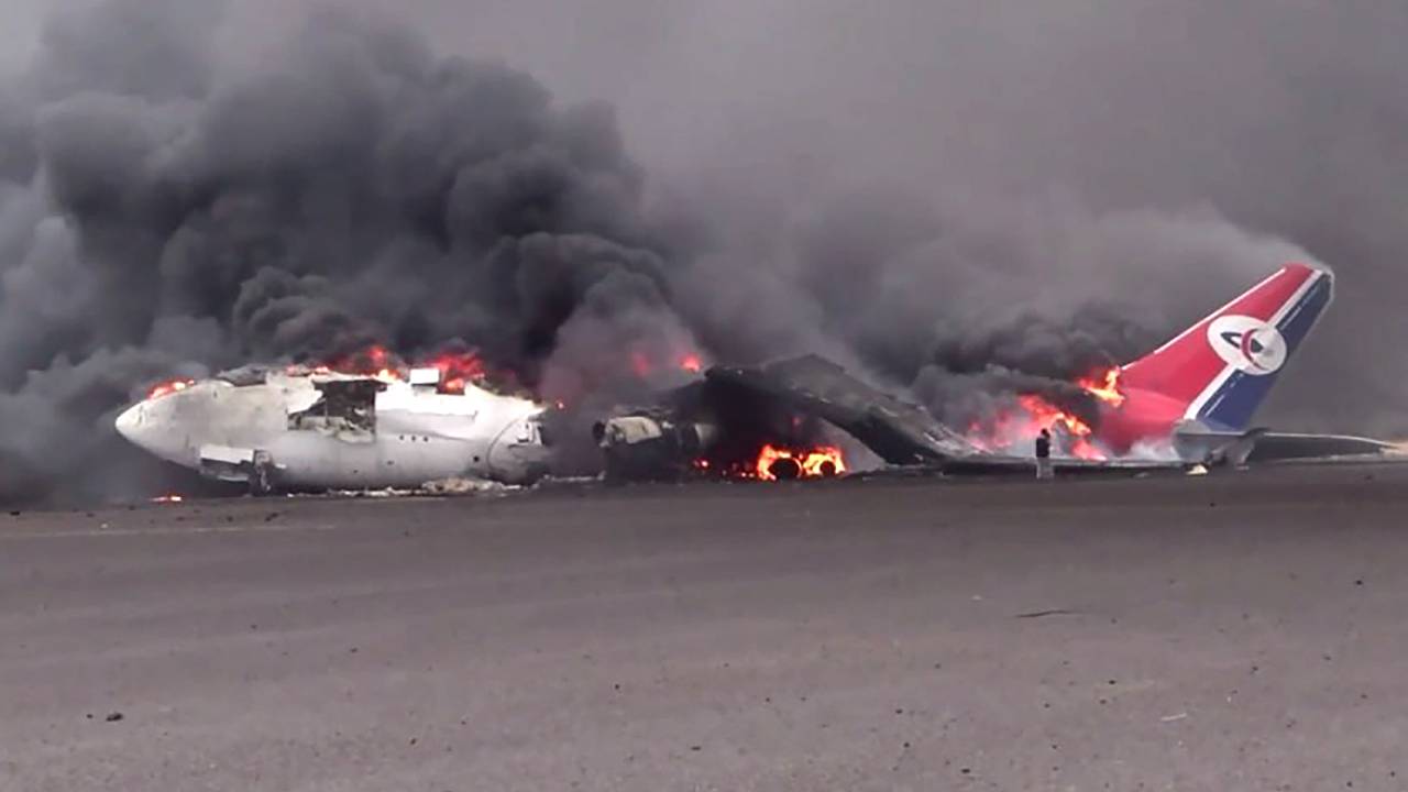 Avião pega fogo após ataque israelense ao aeroporto internacional de Sanaa, no Iêmen. 06/05/2025