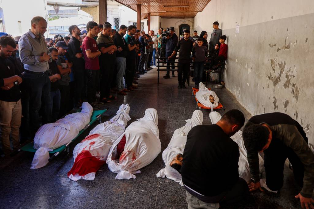 Ataques aéreos israelenses contra escola em Gaza matam ao menos 48 palestinos