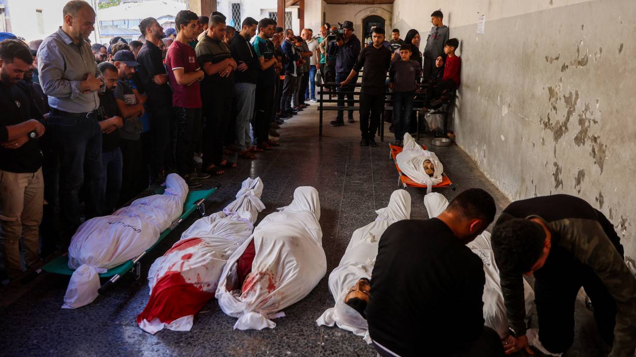 Corpos de palestinos mortos em ataque israelense contra escola em Gaza. 07/05/2025