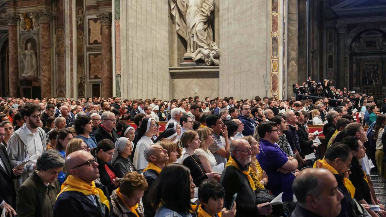 Faithful attend a mass for the Election of the Roman Pontiff, prior to the start of the conclave, at St Peter's Basilica in The Vatican, on May 7, 2025. (Photo by Dimitar DILKOFF / AFP)