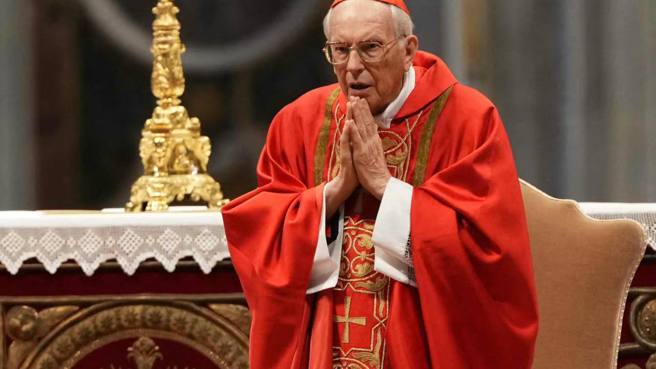 O cardeal decano Giovanni Battista Re