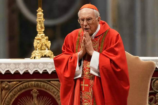 O cardeal decano Giovanni Battista Re