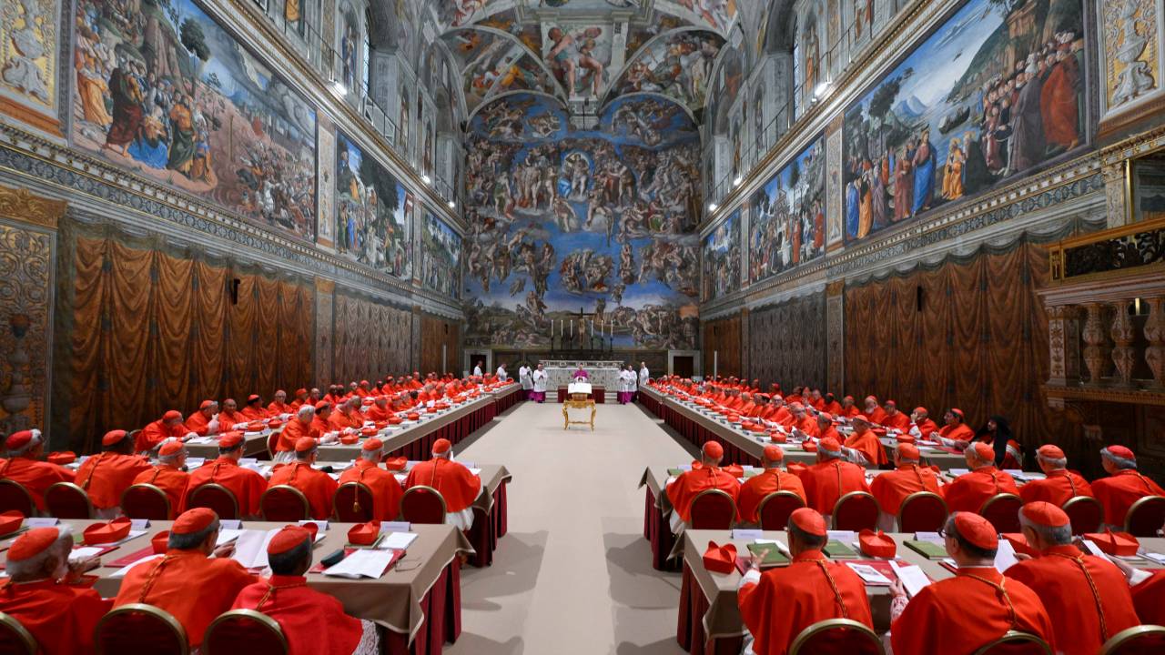 Cardeais antes do início do conclave para eleger um novo Papa na Capela Sistina, no Vaticano