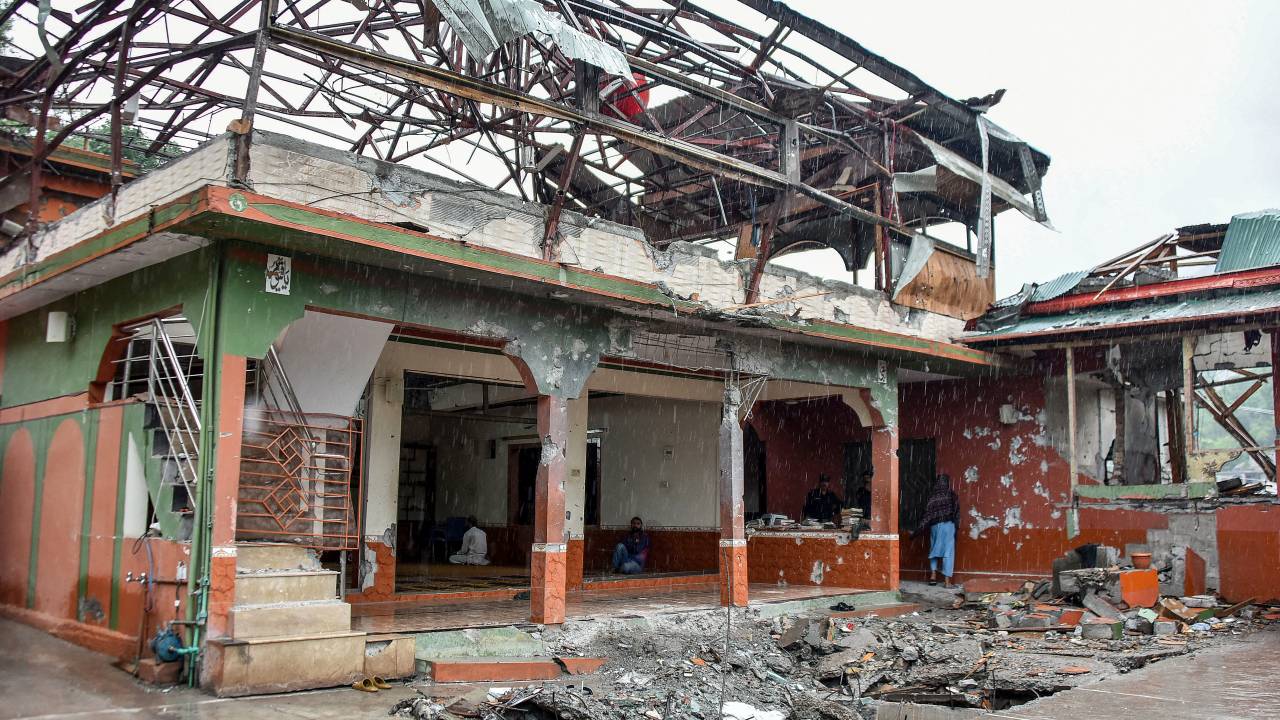 Mesquita destruída após ataques da Índia em Muzaffarabad, capital da parte controlada pelo Paquistão da Caxemira
