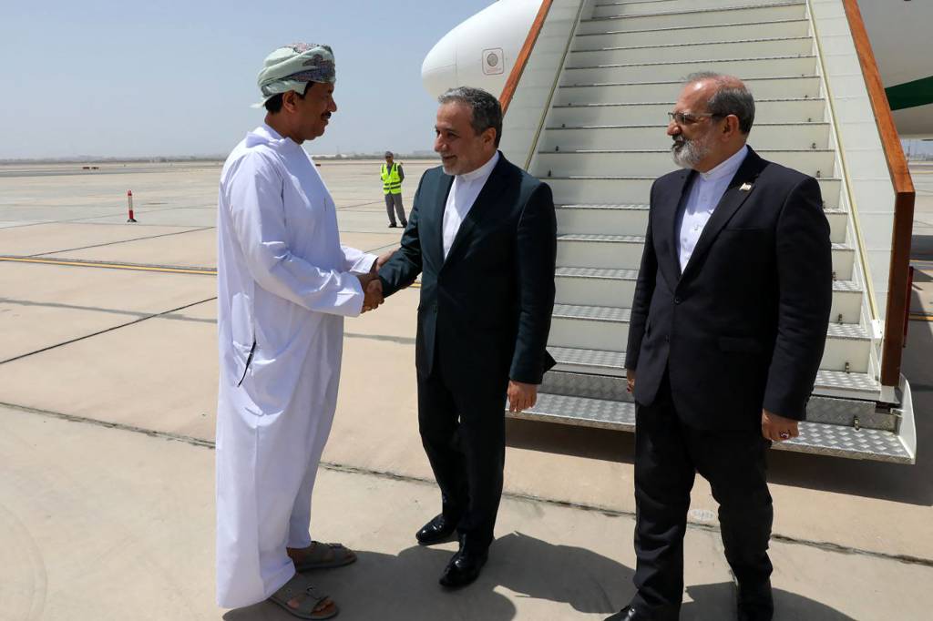 Irã e EUA retomam negociações nucleares, mas divergências ainda são evidentes