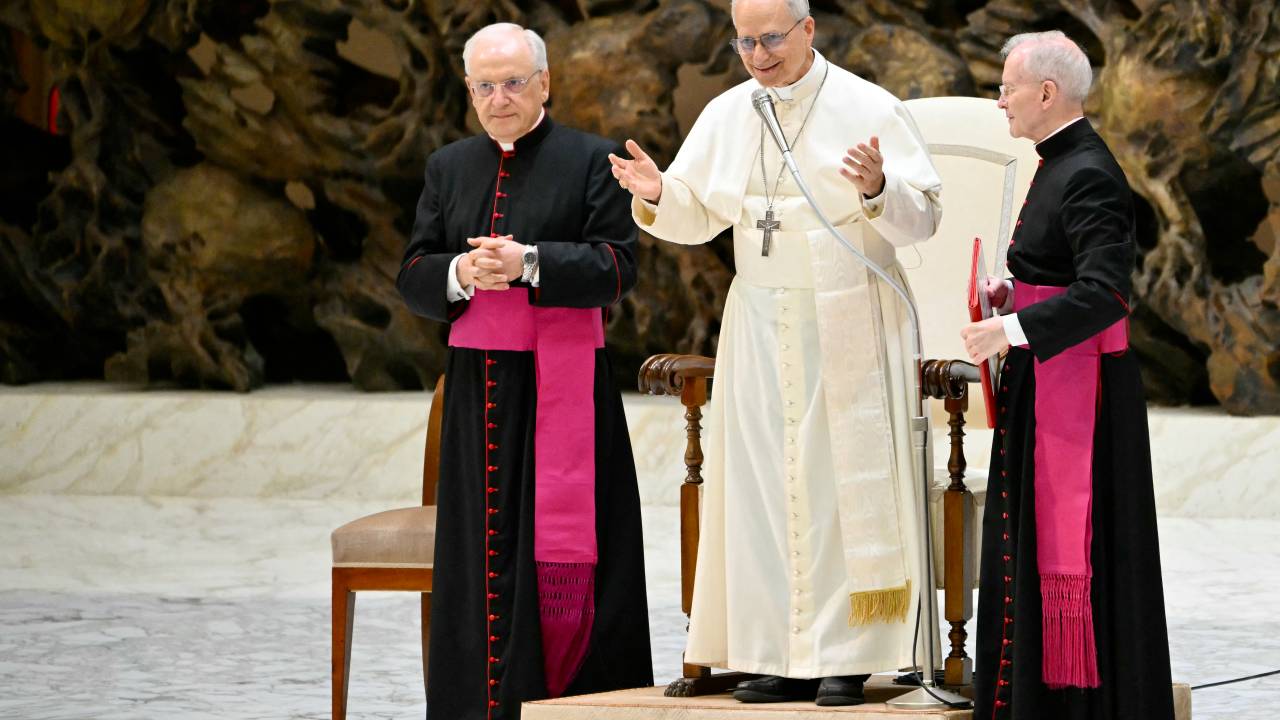 Pope Leo XIV (C) leads an audience to representatives of the media, at Paul-VI hall in The Vatican, on May 12, 2025. (Photo by Alberto PIZZOLI / AFP)
