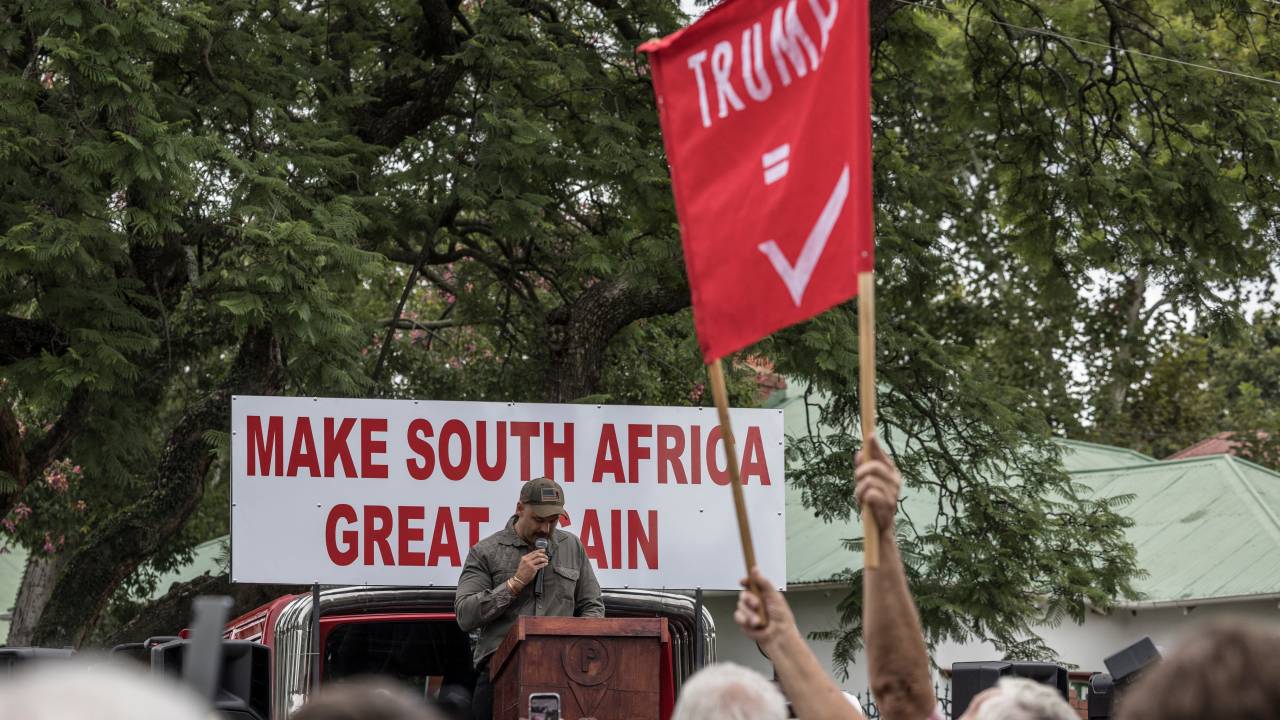 Grupo de sul-africanos brancos protestam a favor do presidente americano Donald Trump. 15/02/2025