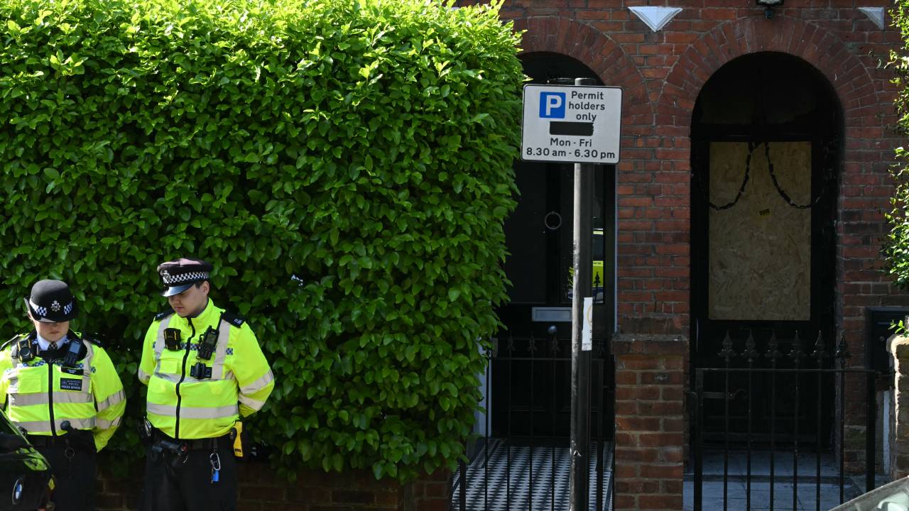 Police officers patrol outside the home of British Prime Minister Keir Starmer in London on May 13, 2025. A 21-year-old man was arrested early Tuesday over suspected arson attacks on two properties linked to the UK Prime Minister. London's Metropolitan Police force said the man was arrested "on suspicion of arson with intent to endanger life". He was being held in custody, the force added. Emergency services were called to a blaze at the door of the former family home of Starmer in Kentish Town, north London, at 1:35 am (0035 GMT) on Monday. (Photo by JUSTIN TALLIS / AFP)