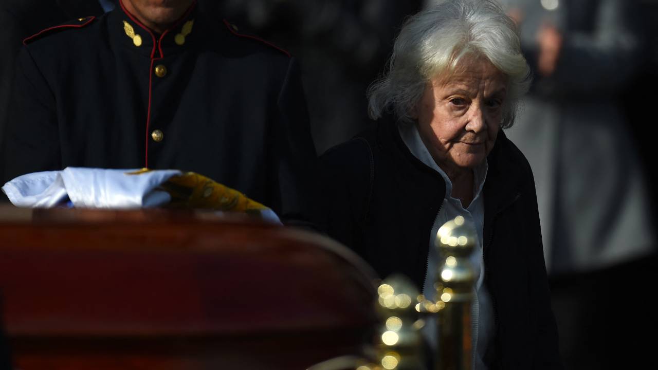 Esposa de José 'Pepe' Mujica, a ex-vice-presidente Lucia Topolansky, durante o cortejo fúnebre do marido, em Montevidéu. 14/05/2025