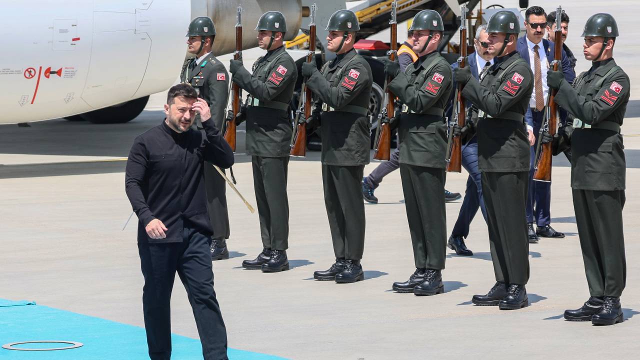 Ukrainian President Volodymyr Zelensky (L) is welcomed after disembarking from the plane upon his arrival at Ankara airport, in Ankara, on May 15, 2025. Ukrainian President Volodymyr Zelensky plans to hold talks with Turkish President in Ankara, on May 15, 2025. (Photo by Adem ALTAN / AFP)