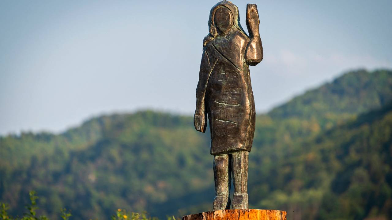 A estátua de bronze da primeira-dama dos EUA, Melania Trump, feita pelo artista Brad Downey. 15/09/2020