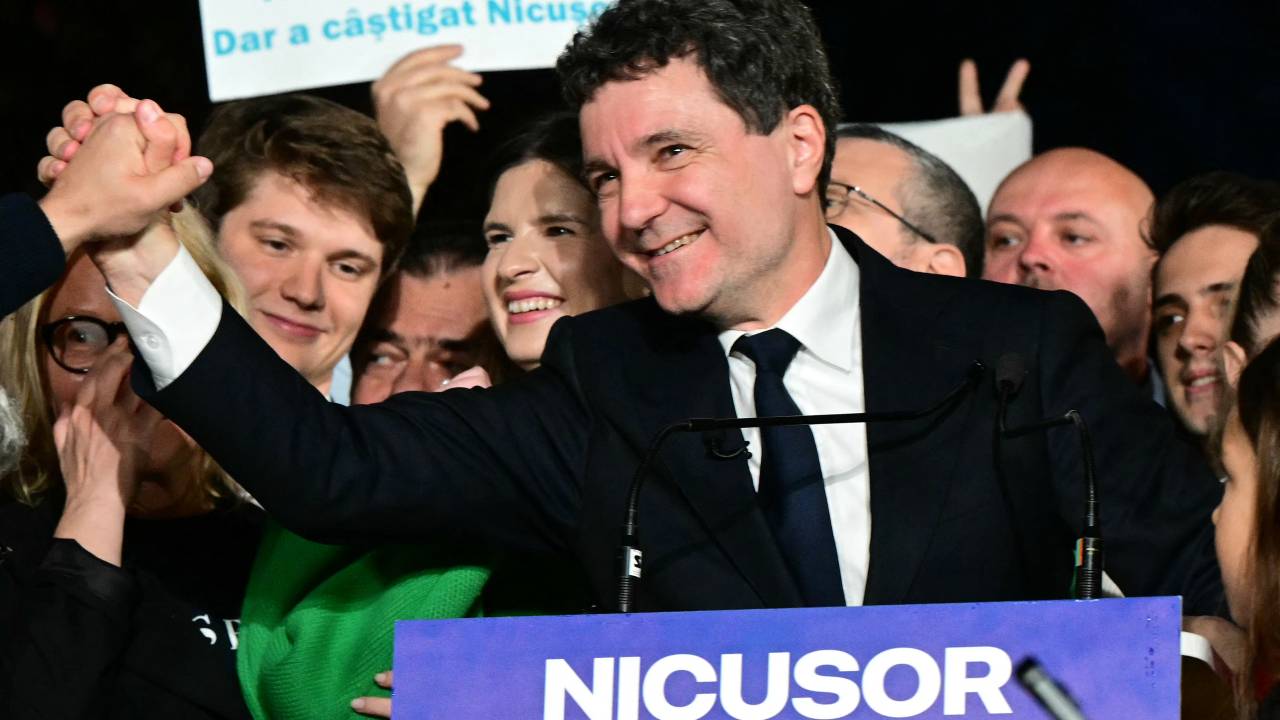 Candidato de centro à presidência da Romênia, Nicusor Dan vence a extrema-direita