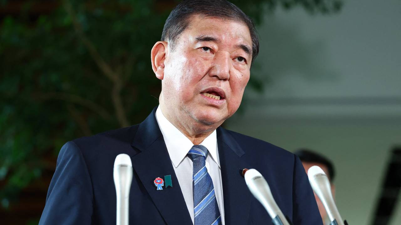 O primeiro-ministro japonês, Shigeru Ishiba, fala a repórteres após aceitar a renúncia do ministro da Agricultura, Taku Eto, no gabinete do primeiro-ministro em Tóquio, em 21 de maio de 2025