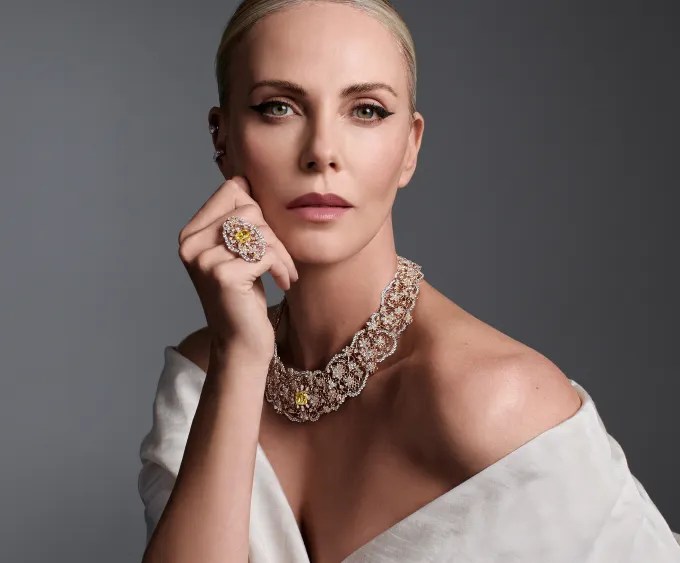 O forte desabafo de Charlize Theron sobre desgaste físico e envelhecimento