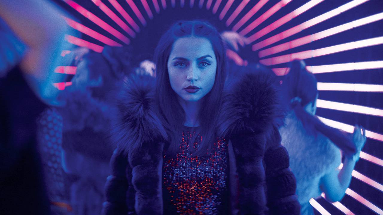 PERIGOSA - Ana de Armas como Eve: assassina implacável que busca vingar a morte do pai