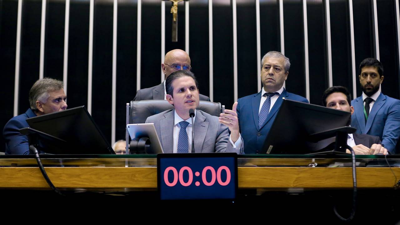 RAPIDEZ - Hugo Motta: sob regime de urgência, o presidente da Câmara levou à votação iniciativa que criou dezoito cadeiras
