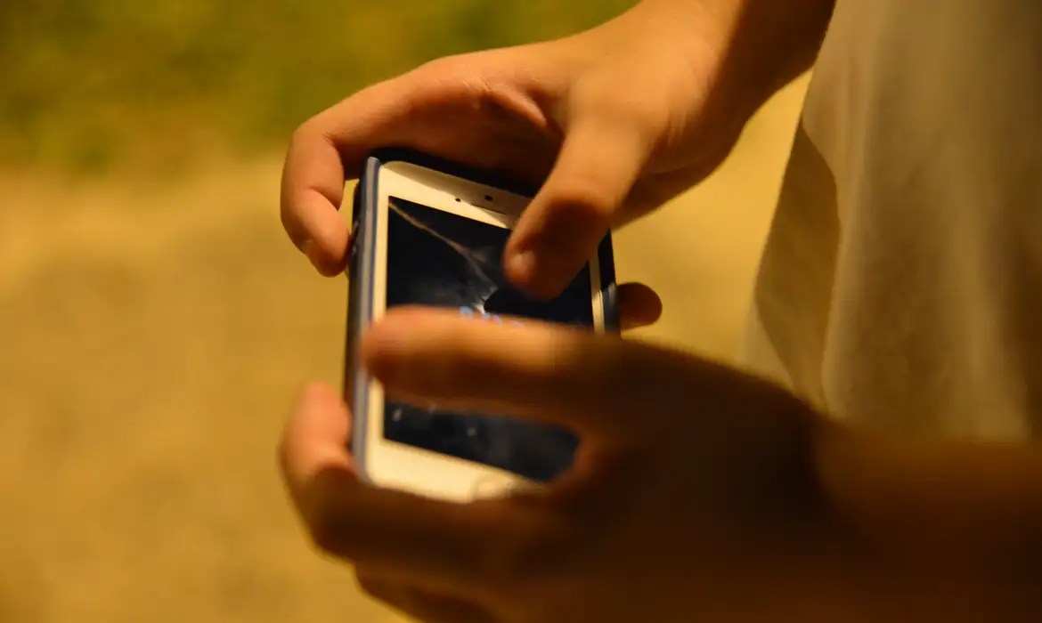 Hoje, cerca de 24,5 milhões de crianças e adolescentes de 9 a 17 anos são usuários de internet no país