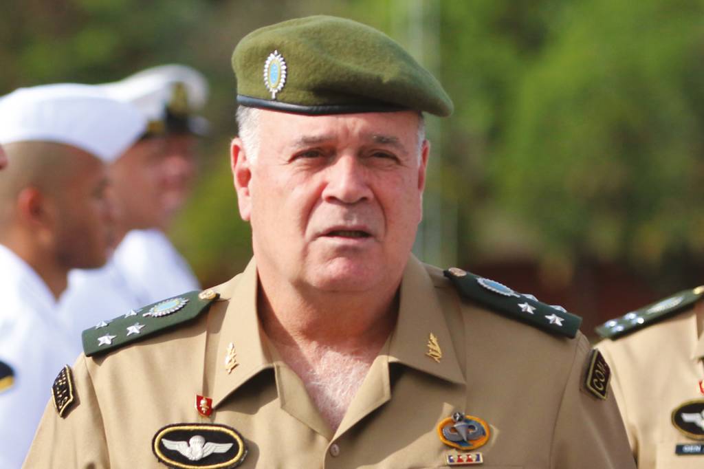 1D-(1)—-04102022-pzzb9206(2).jpg “O que eu alertei ao presidente foi que, se ele saísse dos aspectos jurídicos, além de não contar com o nosso apoio, poderia ser enquadrado juridicamente. Ele concordou e o assunto foi mantido nessa forma.” - General Freire Gomes, ex-comandante do Exército
