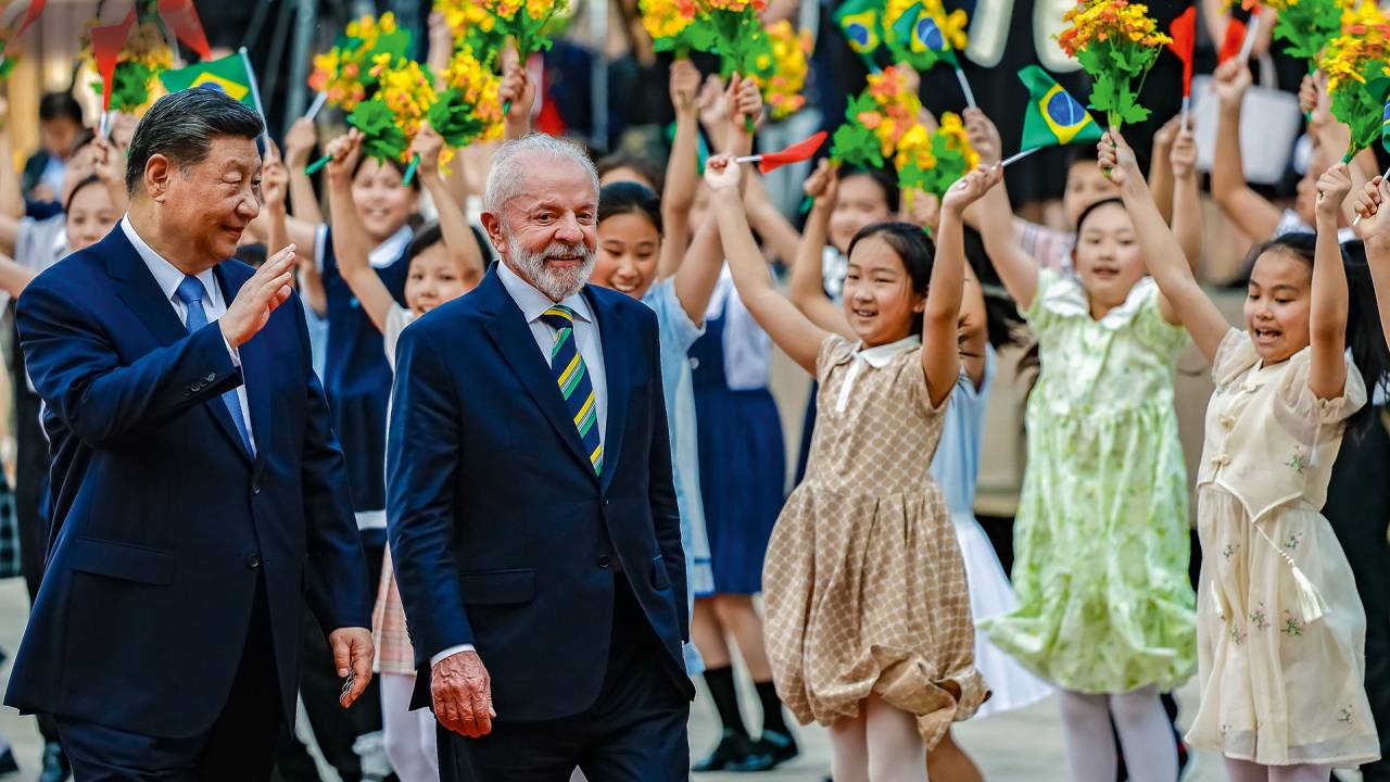 TAPETE VERMELHO - Xi recebe Lula: aproximação estratégica no intricado tabuleiro geopolítico