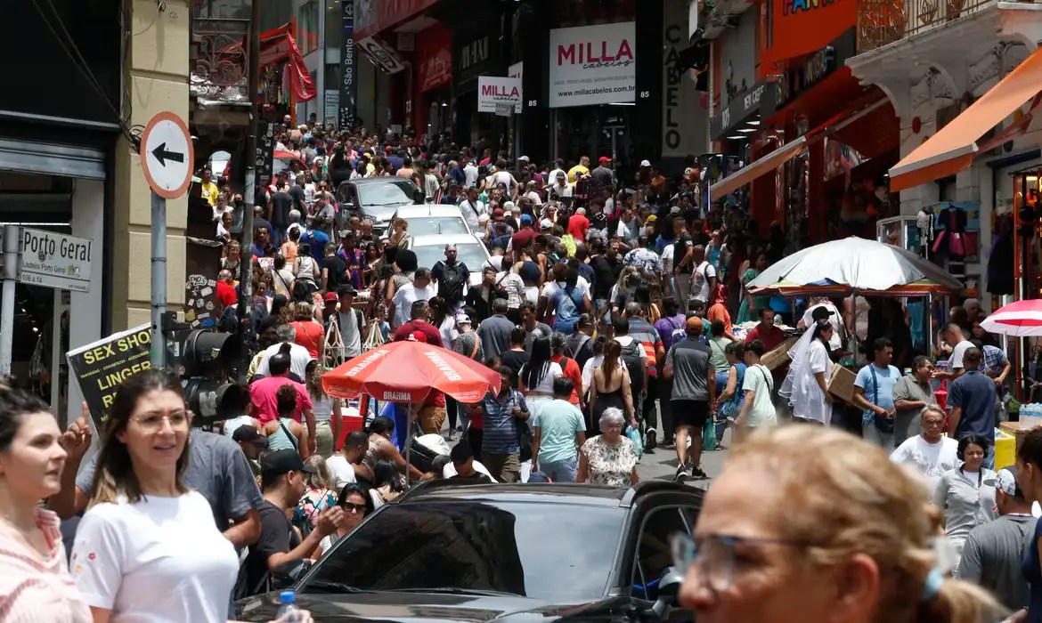 Região da 25 de março, na cidade de São Paulo, local conhecido pelo fluxo intenso de comércio e prestação de serviços