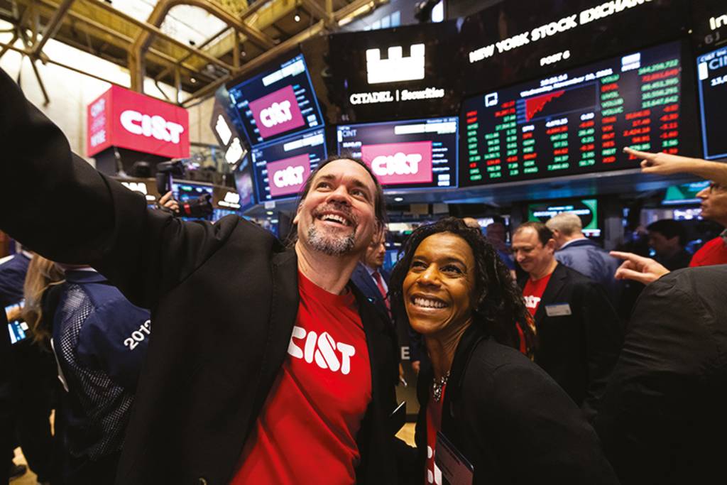 3—ciandt-employees-taking-selfie-at-nyse.jpeg CI&T estreia na Nasdaq em 2021: brasileira gera 60% da receita no exterior