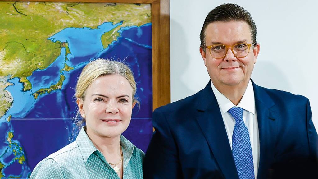 54491574962_11ec7c685c_o.jpg PREOCUPAÇÃO - Gleisi e Queiroz: o governo teme que o escândalo escale mais alguns degraus