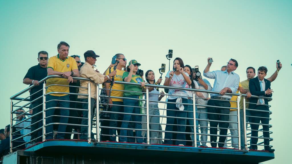 Bolsonaro aposta em Michelle para continuar no jogo político rumo a 2026