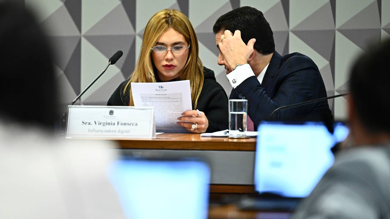 CPI das BETS (CPIBETS) realiza reunião para ouvir depoimento de testemunhas. A comissão tem a finalidade de investigar, no prazo de cento e trinta dias, a crescente influência dos jogos virtuais de apostas online no orçamento das famílias brasileiras, além da possível associação com organizações criminosas envolvidas em práticas de lavagem de dinheiro, bem como o uso de influenciadores digitais na promoção e divulgação dessas atividades. Mesa: apresentadora, influenciadora e empresária Virginia Pimenta da Fonseca Serrão Costa; advogado da depoente. Foto: Andressa Anholete/Agência Senado