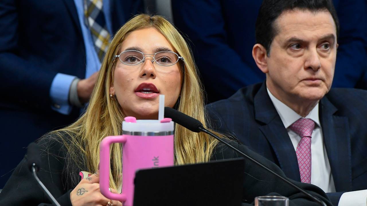 Virginia e Michel Saliba durante o depoimento da influenciadora à CPI das Bets