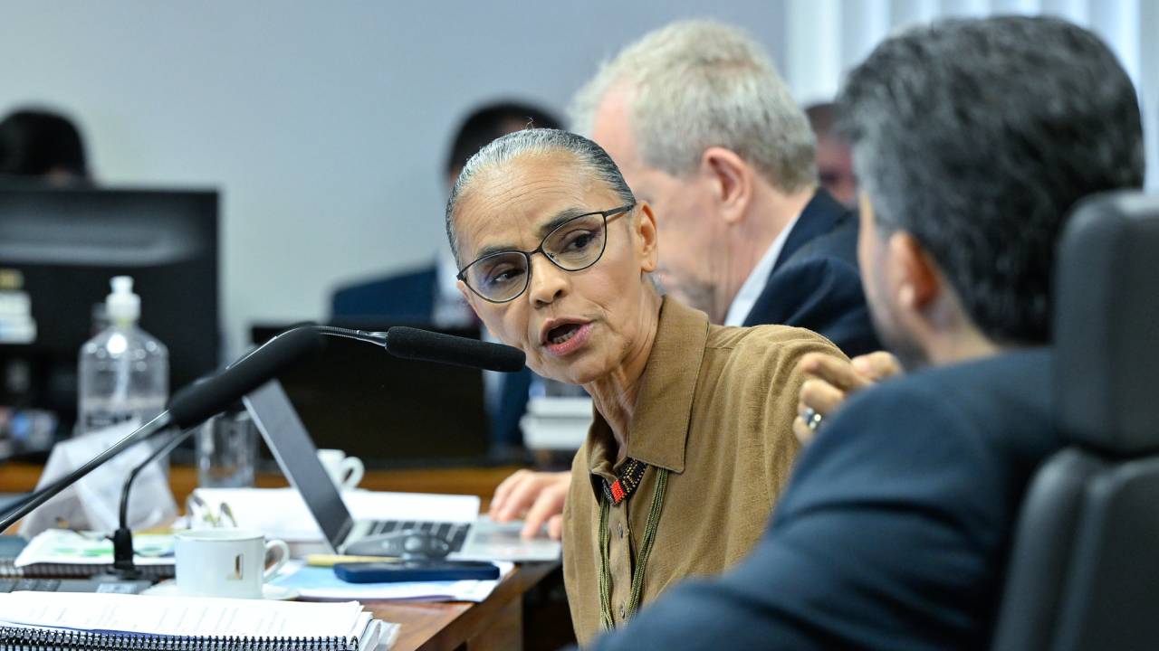Marina Silva discute com o presidente da Comissão de Serviços de Infraestrutura do Senado, Marcos Rogério