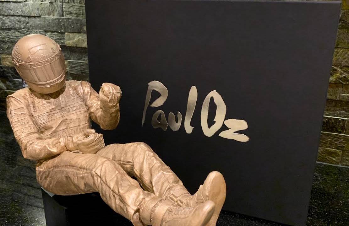 A escultura de bronze em tamanho real de Ayrton Senna: tributo dinâmico a um dos maiores ícones da Fórmula 1 -