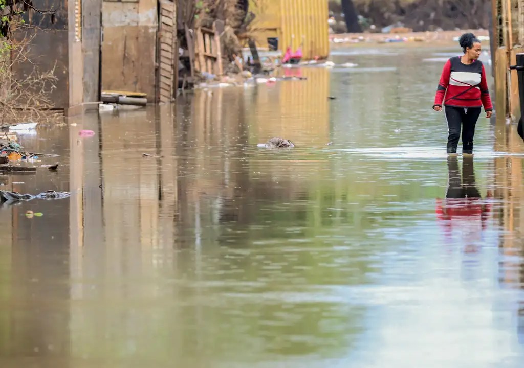 Crianças e adolescentes são os mais afetados por desastres climáticos, mas em geral não aparecem nas fotos e não são considerados nas políticas