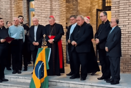 Cardeais brasileiros oram a Maria e pedem por sabedoria antes do conclave. 06/05/2025 -
