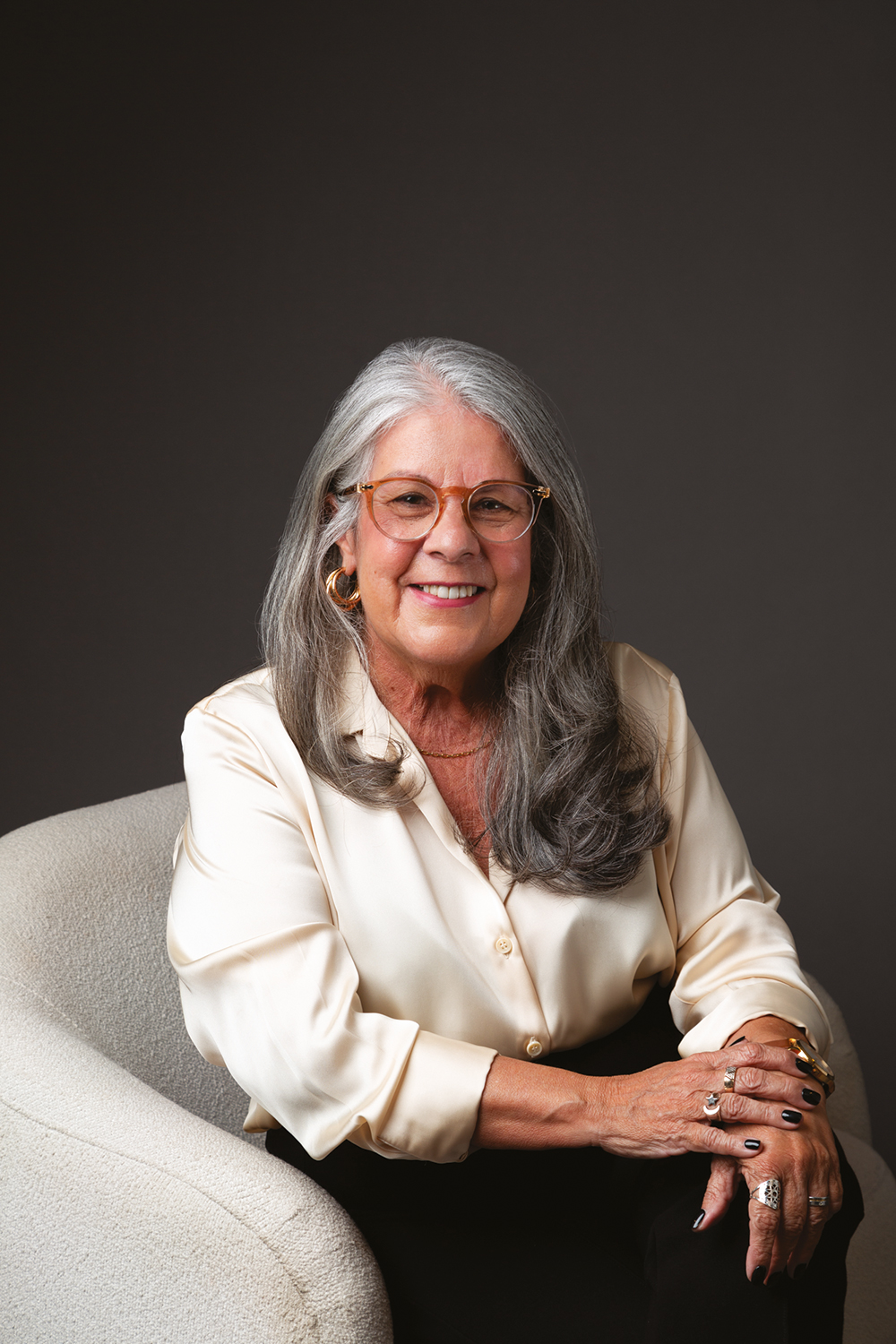 Claudia-Alves-2—-Galeria-32.jpg INTERAÇÃO E CARINHO - Cuidar da mãe diagnosticada com a doença em 2010 mostrou para a pedagoga Claudia Alves, de 63 anos, que o Alzheimer não é só dor. Ela passou a compartilhar vídeos na internet e a conversar com outras famílias sobre os desafios vividos. Agora lança um livro sobre seu percurso, O Bom do Alzheimer (Sextante). “Enquanto há vida, temos de interagir e dar carinho.”