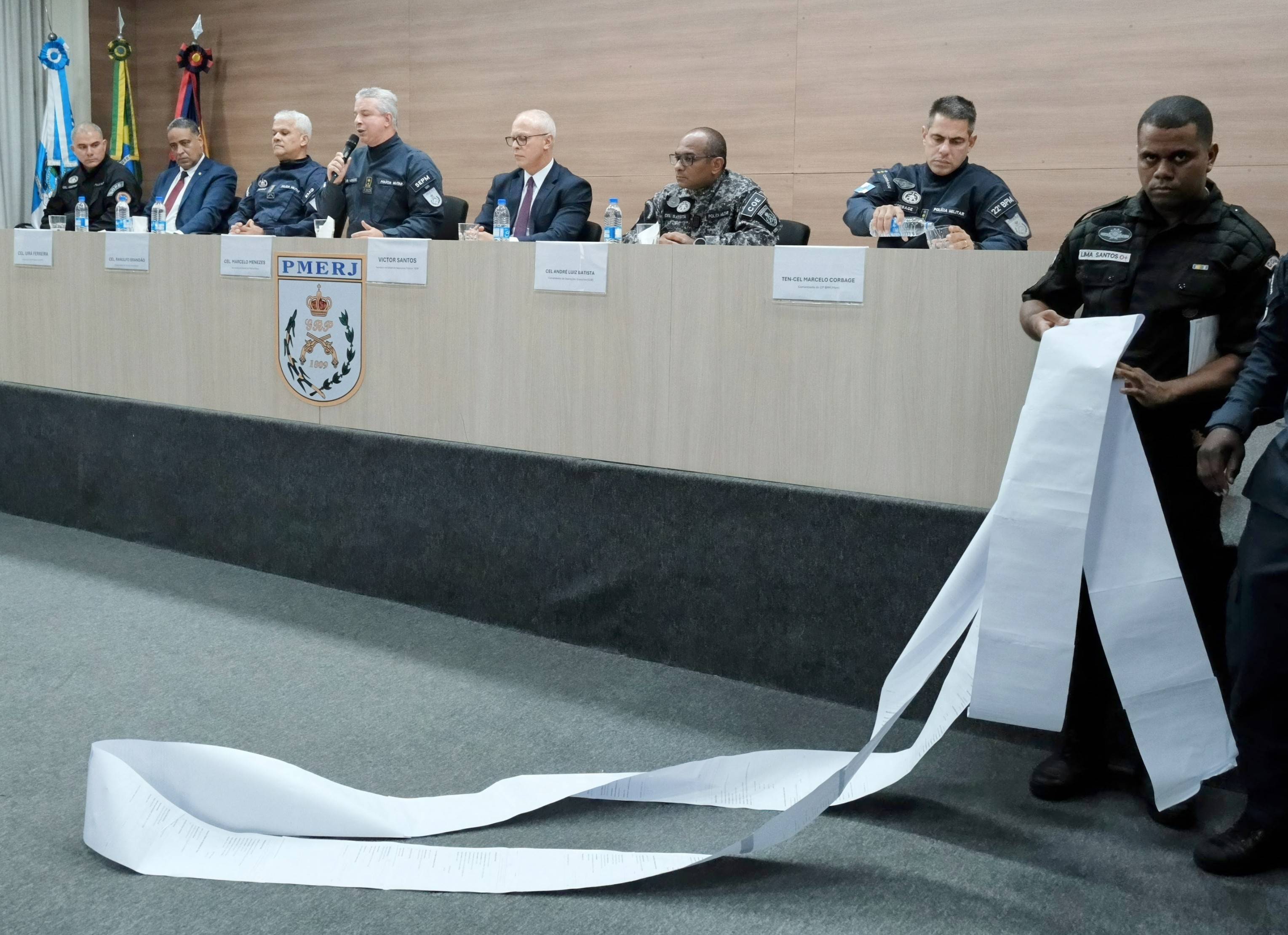 Vídeo: coronel da PM exibe ficha com 227 anotações criminais de Thiago da Silva Folly, o ‘TH da Maré’