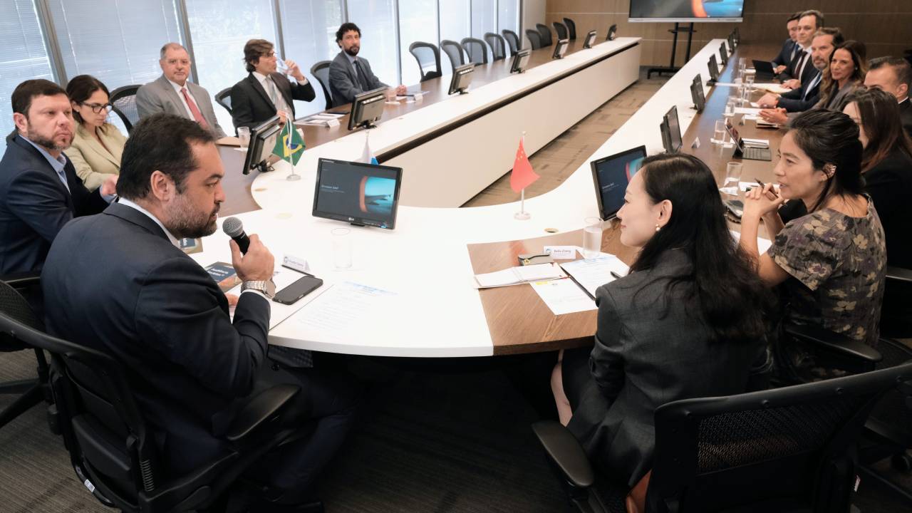 O governador do Rio de Janeiro, Cláudio Castro, e a diretora global de estratégia para SAF da Envision Energy, Bella Zhang -